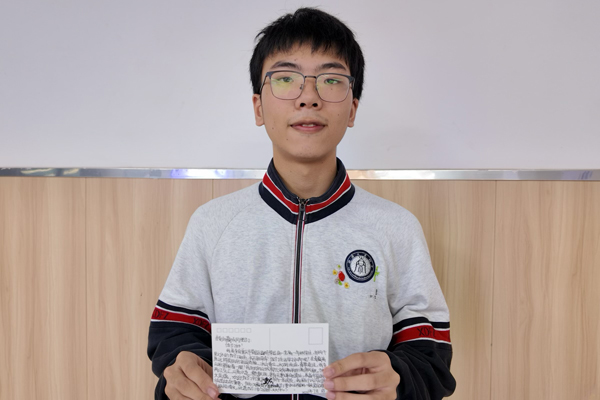 西南大学附中学子展示自制的明信片。学校供图