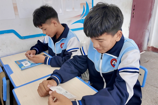 盐井中学学生收到明信片。学校供图